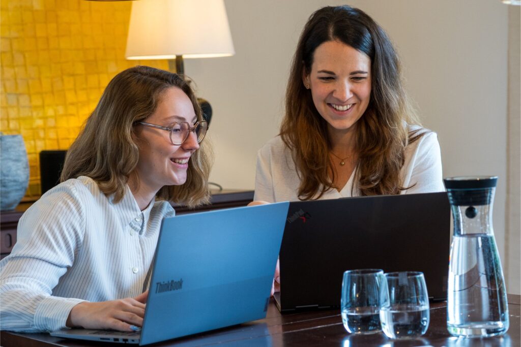 Selina Dahlmann und Lea Birkner - HR-Expertinnen von We Live HR